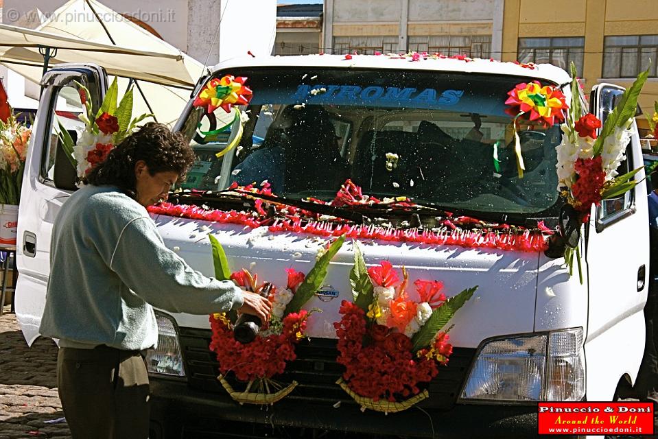 BOLIVIA - Battesimo delle auto a Copacabana - 1.jpg